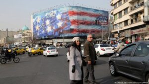 Irán lanza advertencia a EE.UU. ante llegada de portaviones