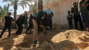 Israel registra cementerio de Gaza buscando restos de rehén