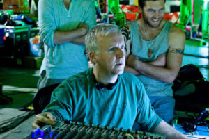 James Cameron tenía problemas para escribir Avatar 2 y consultó un artículo para despejarle dudas. Acabó encontrándose con su yo del pasado