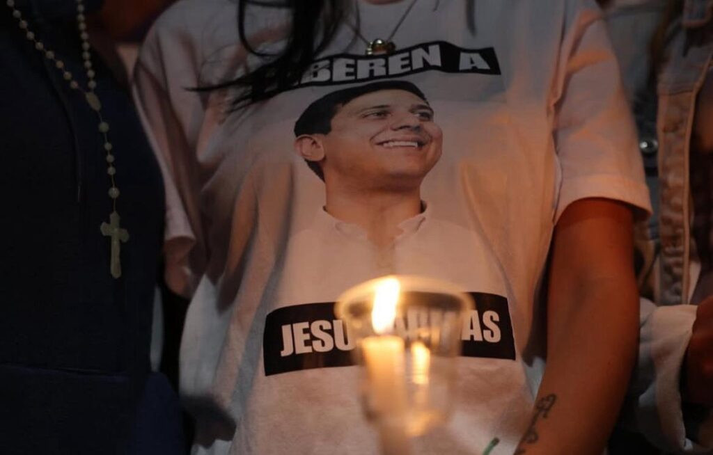 Jesús Armas recibió visita en El Helicoide mientras familias exigen excarcelaciones prometidas por Jorge Rodríguez