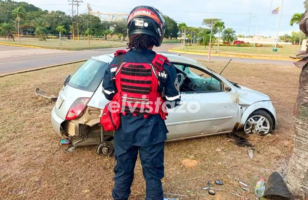 Joven conductor solo sufrió escoriaciones leves tras volcar vehículo Ford Ka cerca de la Redoma Metropolitana