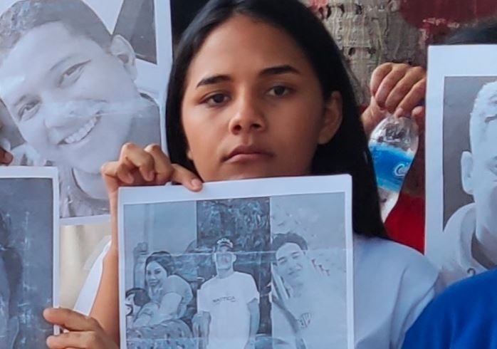 Joven de 19 años sigue a las afueras de El Rodeo I reclamando la liberación de todos sus familiares