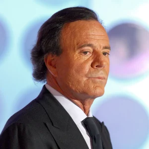Julio Iglesias niega las acusaciones de venezolana y dominicana por abusos