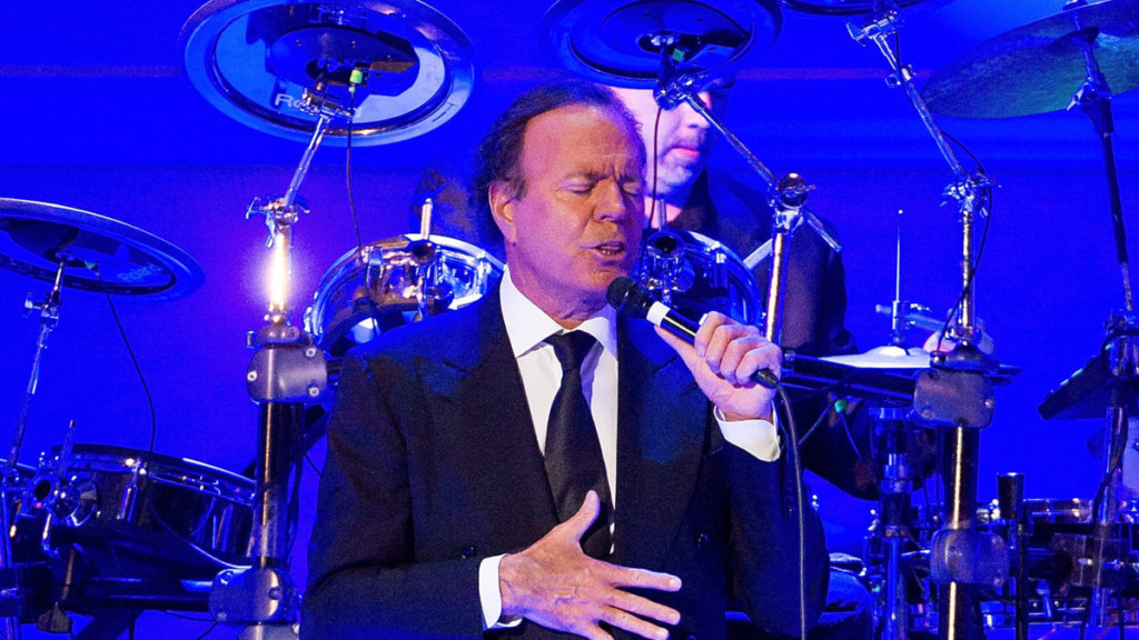 Julio Iglesias publicó mensajes que habrían sido enviados por sus exempleadas para demostrar su inocencia tras denuncias: 'La evidencia es clara'