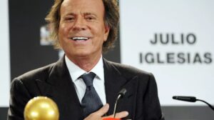 Julio Iglesias rompe su silencio y tacha de «absolutamente falsas» las acusaciones sexuales de exempleadas – AlbertoNews