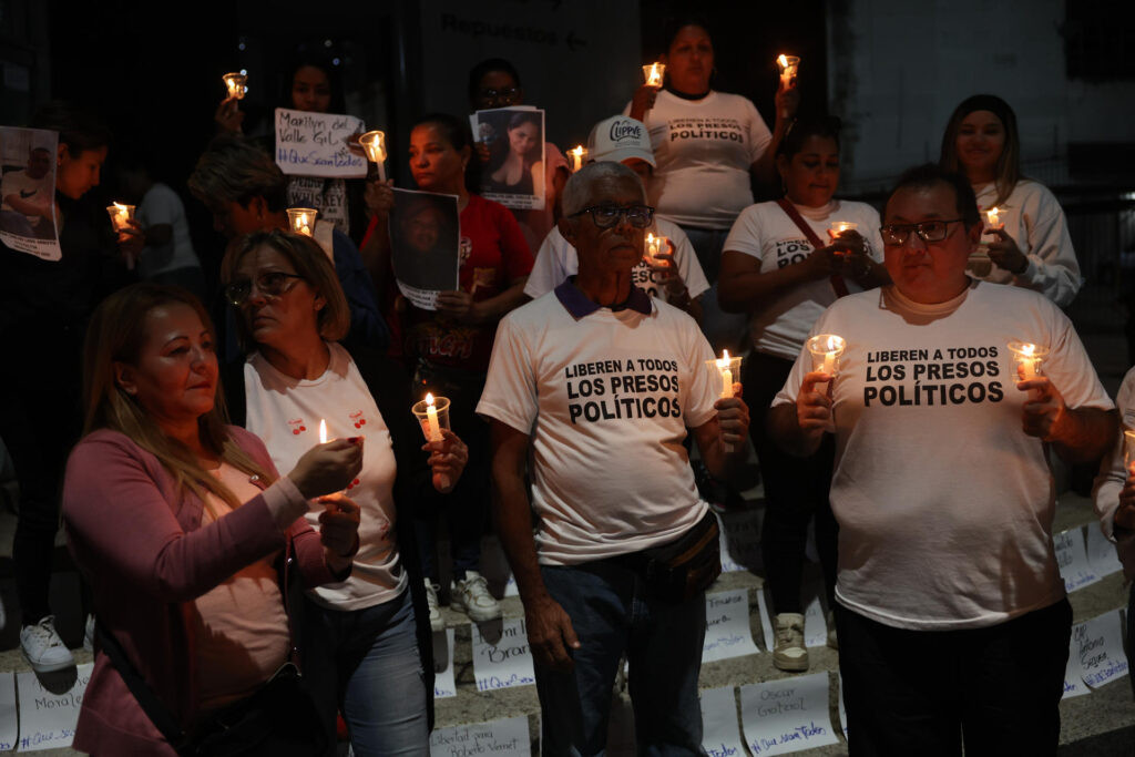 “Justicia y libertad”: Familiares de presos políticos, por tercera noche, realizan vigilia a la espera de excarcelaciones en El Helicoide - AlbertoNews