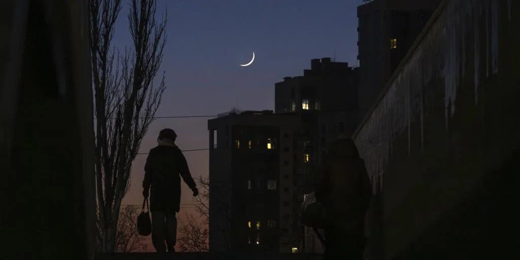 Kiev recibe con cautela las primeras negociaciones trilaterales en Abu Dabi, mientras continúa la crisis energética