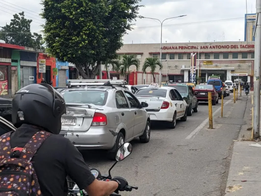 Kilométrica cola para ingresar a Colombia