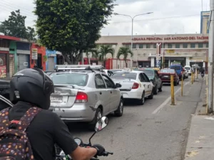Kilométrica cola para ingresar a Colombia