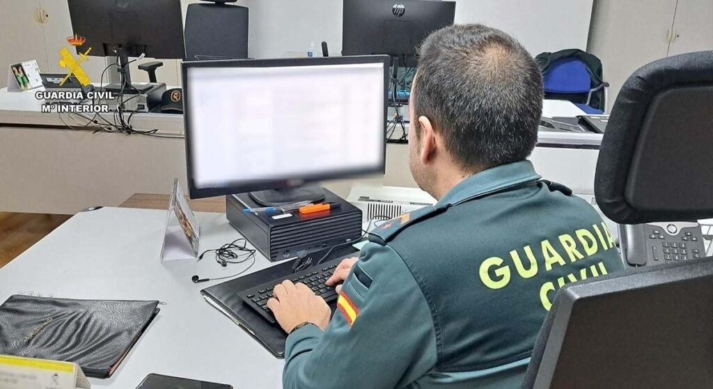 La Guardia Civil detecta un nuevo método para vaciar cuentas por mensajes suplantando la identidad de cientos de personas