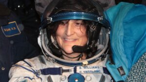 La astronauta que quedó nueve meses varada en el espacio se retira de la NASA