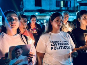“La fe no claudica ante el cansancio”: Familias cumplieron 23 noches de vigilia frente a El Rodeo I