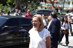 La hija de Edmundo González denuncia intentos de extorsión en embajadas para condicionar la libertad de su marido – AlbertoNews