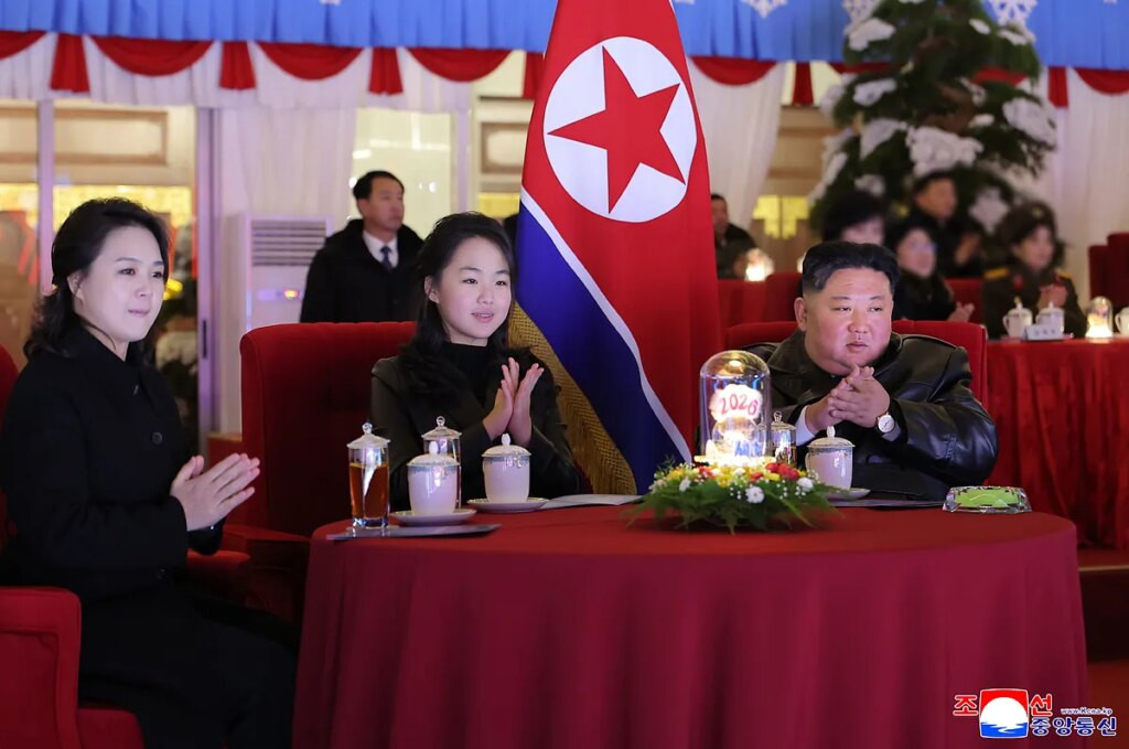 La hija de Kim Jong Un realiza una visita pública al mausoleo estatal