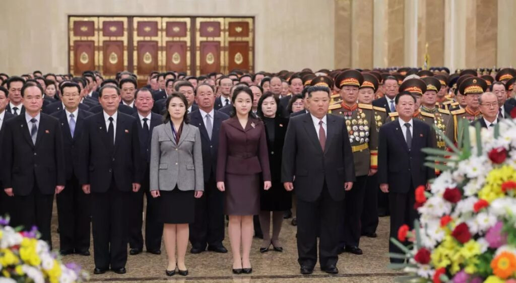 La hija del líder norcoreano Kim Jong Un visita un simbólico mausoleo en Pyongyang - AlbertoNews
