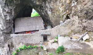 La increíble vida del hombre que vive solo en una cueva desde hace 50 años (VIDEO)