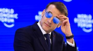 La marca de gafas que llevó Emmanuel Macron en Davos se dispara un 25% en la Bolsa de Milán