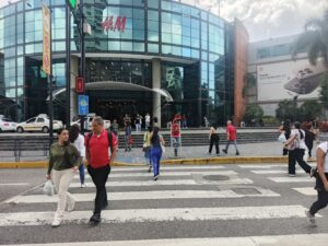 La necesidad le ganó al miedo entre los caraqueños que retomaron sus labores, a 4 días del bombardeo