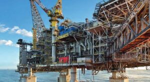 La petrolera Chevron gana 10.361 millones en 2025, un 30,4% menos, pero mejora el dividendo