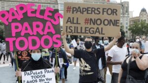 La regularización masiva de inmigrantes, un recurso poco utilizado en los principales países de Europa | elperiodico.com
