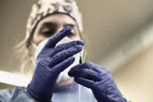La sanidad vasca volverá a vacunar a 253 personas, la mayoría bebés, inoculados con una vacuna caducada | europapress.es