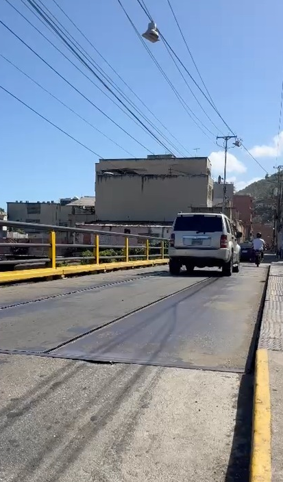 Láminas levantadas en el puente de Quenepe
