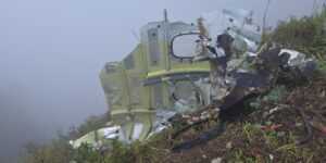 Las autoridades de Indonesia encuentran los restos del avión desaparecido con once personas a bordo