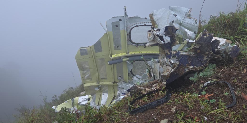 Las autoridades de Indonesia encuentran los restos del avión desaparecido con once personas a bordo