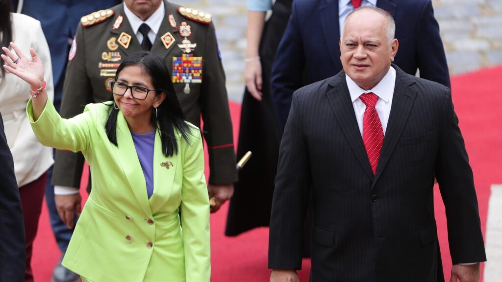 Las contradicciones de Diosdado Cabello y Delcy Rodríguez sobre la relación del régimen venezolano con EEUU