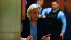 Le Pen cambia de estrategia en el juicio de apelación por el caso de los falsos asistentes: «El Parlamento Europeo no cumplió con su función de alertarnos» | elperiodico.com