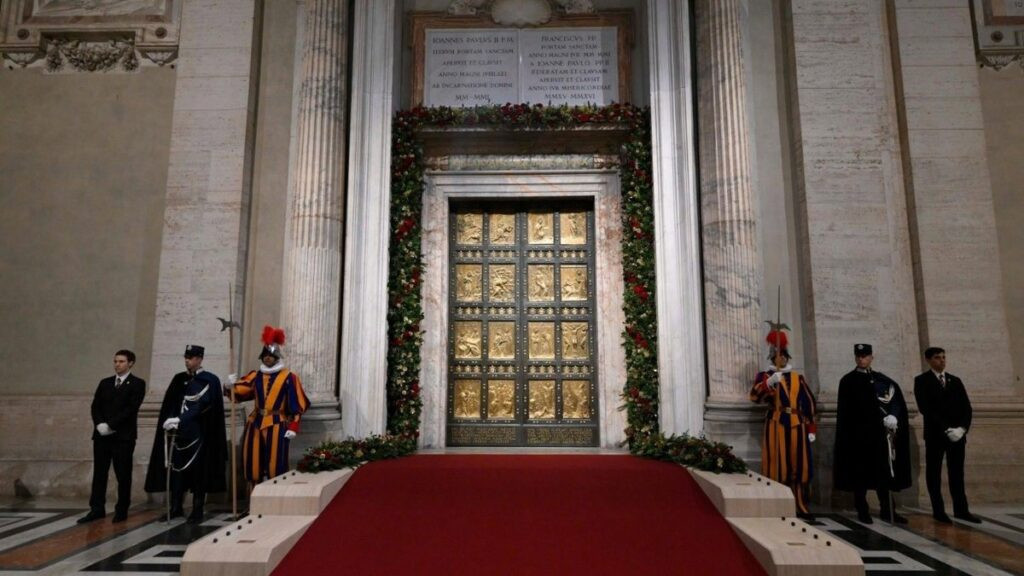 León XIV cierra la Puerta Santa del Vaticano y clausura el Jubileo