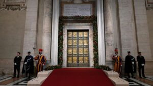 León XIV cierra la Puerta Santa del Vaticano y clausura el Jubileo | europapress.es