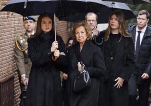 Los Reyes y sus hijas arropan a la Reina Sofía en el responso por su hermana Irene de Grecia en Madrid | europapress.es