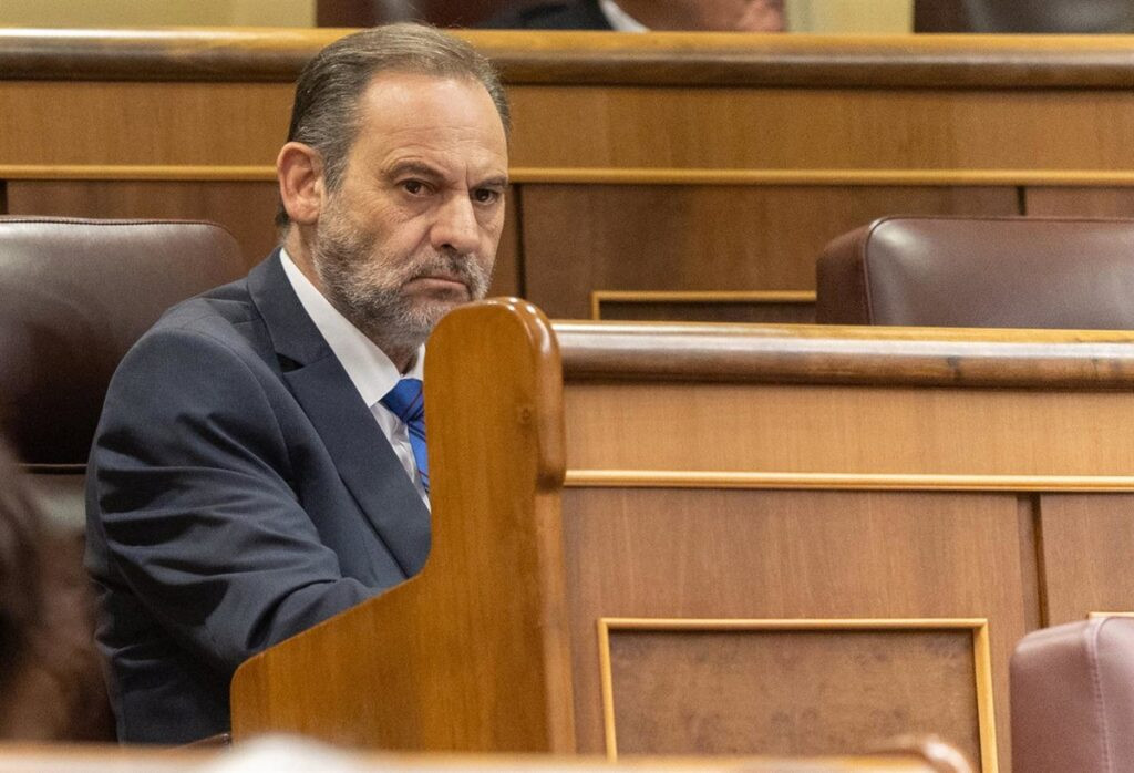 Los abogados de Ábalos renuncian a defenderle antes de que el Supremo decida si le mantiene en prisión provisional