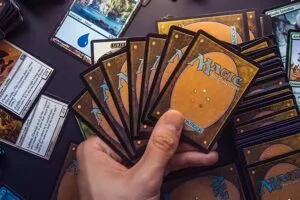 Los propios accionistas de Hasbro le han demandado por hacer su trabajo: imprimir (demasiadas) cartas de Magic: The Gathering