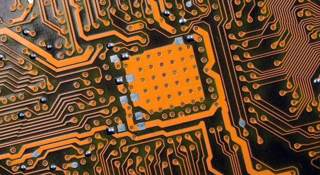 Los semiconductores empiezan 2026 por todo lo alto en bolsa y con un potencial alcista del 12%