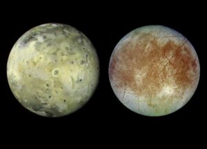 Lunas hermanas pero una seca y la otra repleta de agua, ¿por qué?