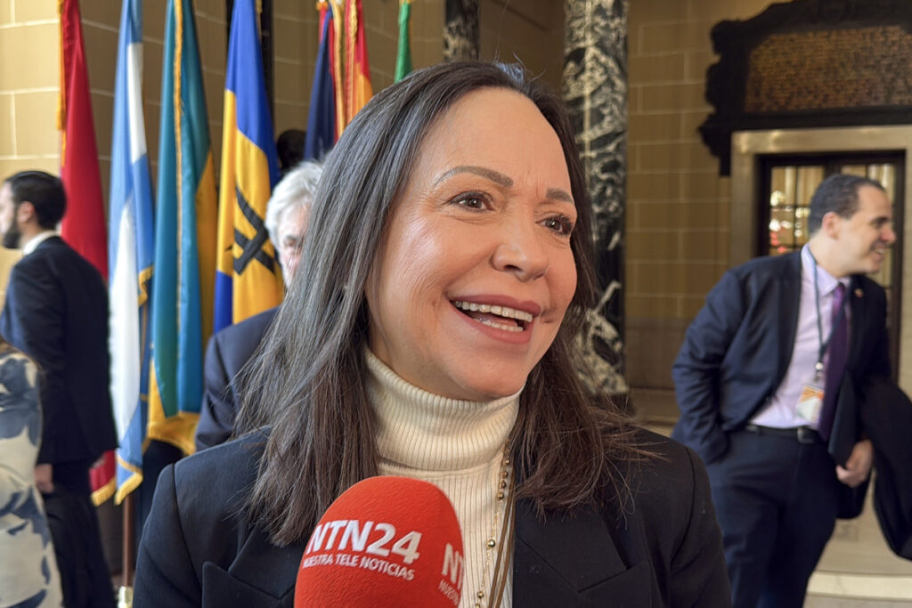 Machado dice que transición en Venezuela sería como la caída del muro de Berlín