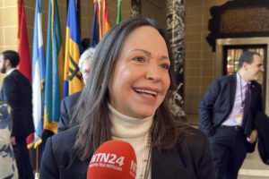 Machado dice que transición en Venezuela sería como la caída del muro de Berlín