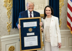 Machado entrega la medalla del Nobel a Trump, ¿cuál es su significado?