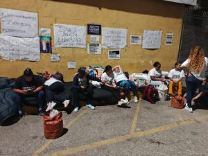 Madres de presos políticos duermen frente a Zona 7 para seguir presionando por las excarcelaciones