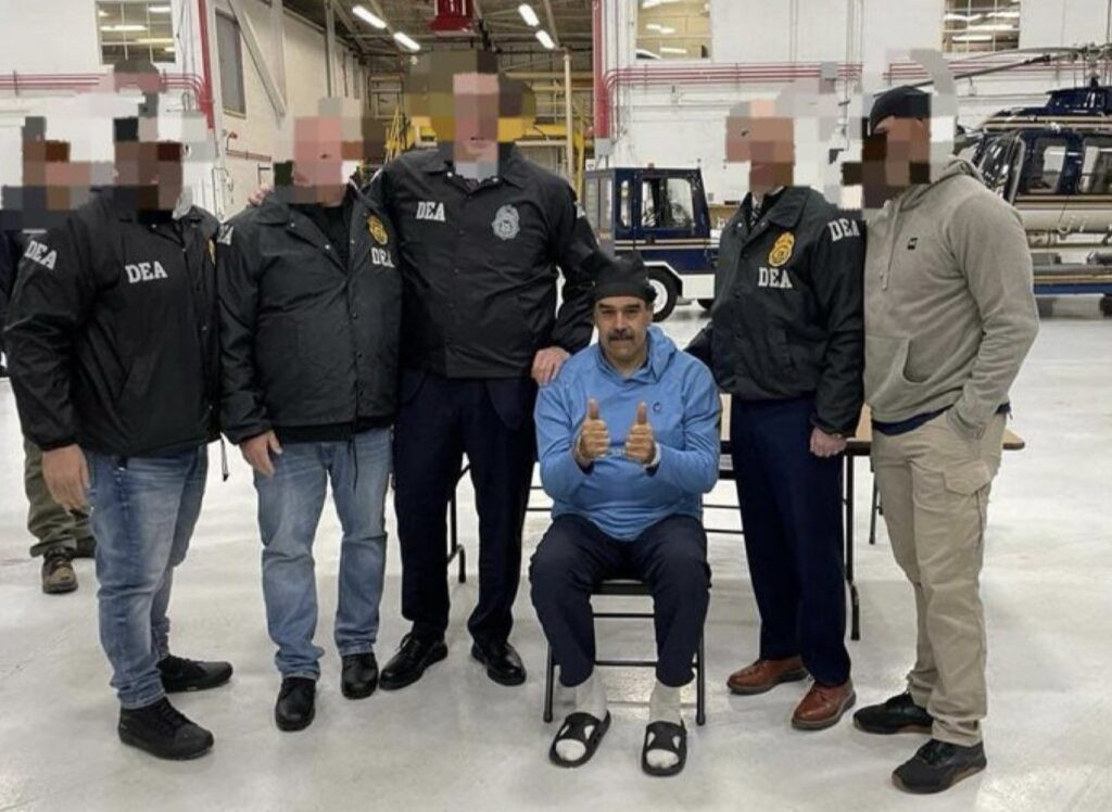 Maduro esposado, en la sede de la DEA: primeras imágenes de su traslado a una cárcel federal
