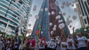 Maduro excarcela a 87 presos políticos más en medio de la tensión con Estados Unidos | elperiodico.com
