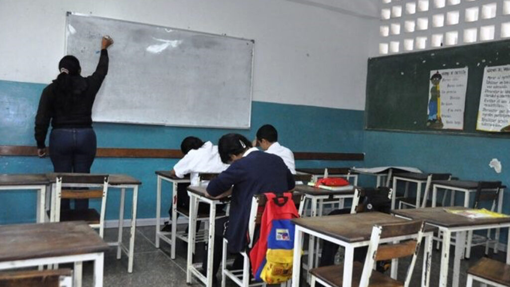 Maestros venezolanos piden mejores condiciones laborales en su día