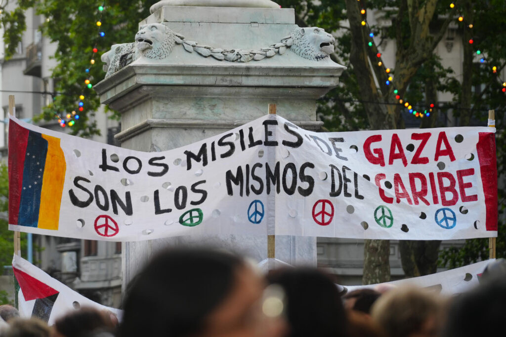 Manifestantes protestan en Montevideo contra el "ataque imperialista" a Venezuela - AlbertoNews