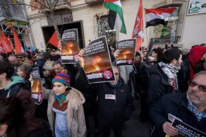 Manifestantes se concentran ante la embajada de EEUU (Madrid) en rechazo a la detención de Maduro: «Yankees terroristas» | europapress.es
