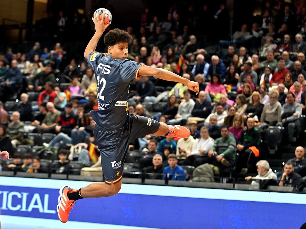 Marcos Fis, la última joya del balonmano español de apellido conocido: "Mi padre me insistía, me entrenaba en el parque"