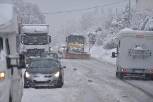 Más de 80 carreteras afectadas por la nieve en ambas direcciones, 14 en la red principal | europapress.es