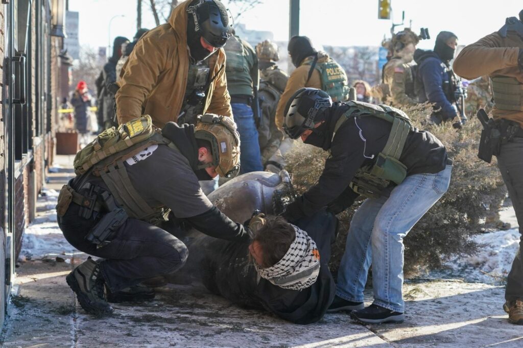 Matan a enfermero cuando intentaba defender a una persona de agentes de ICE en Mineápolis