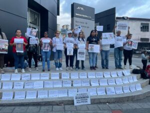 Máxima presión en El Helicoide: Familias siguen exigiendo excarcelaciones de todos los presos políticos